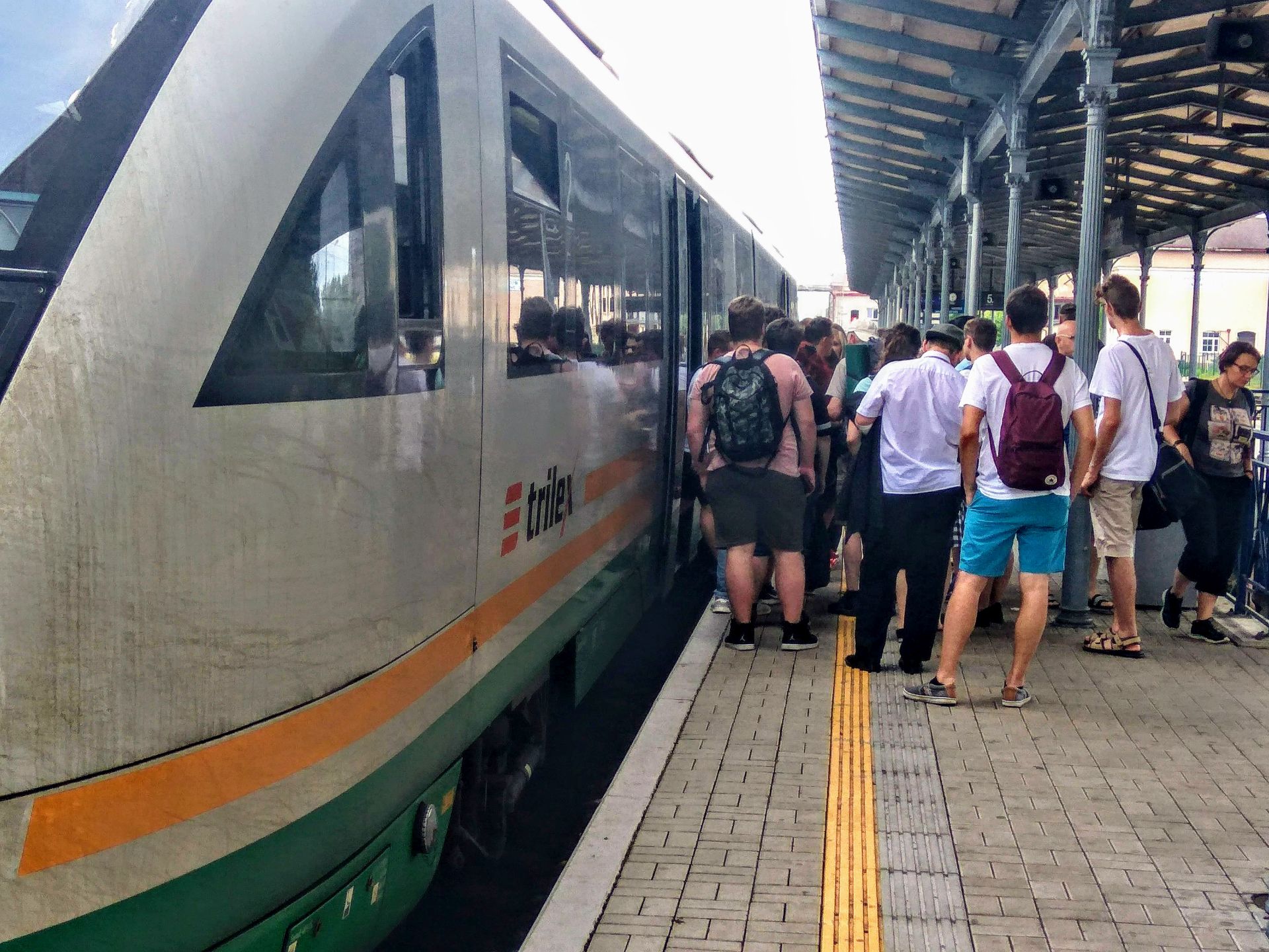 Cestující na libereckém nádraží nastupují do vlaku Trilex z Liberce do Drážďan. Foto: Jan Sůra