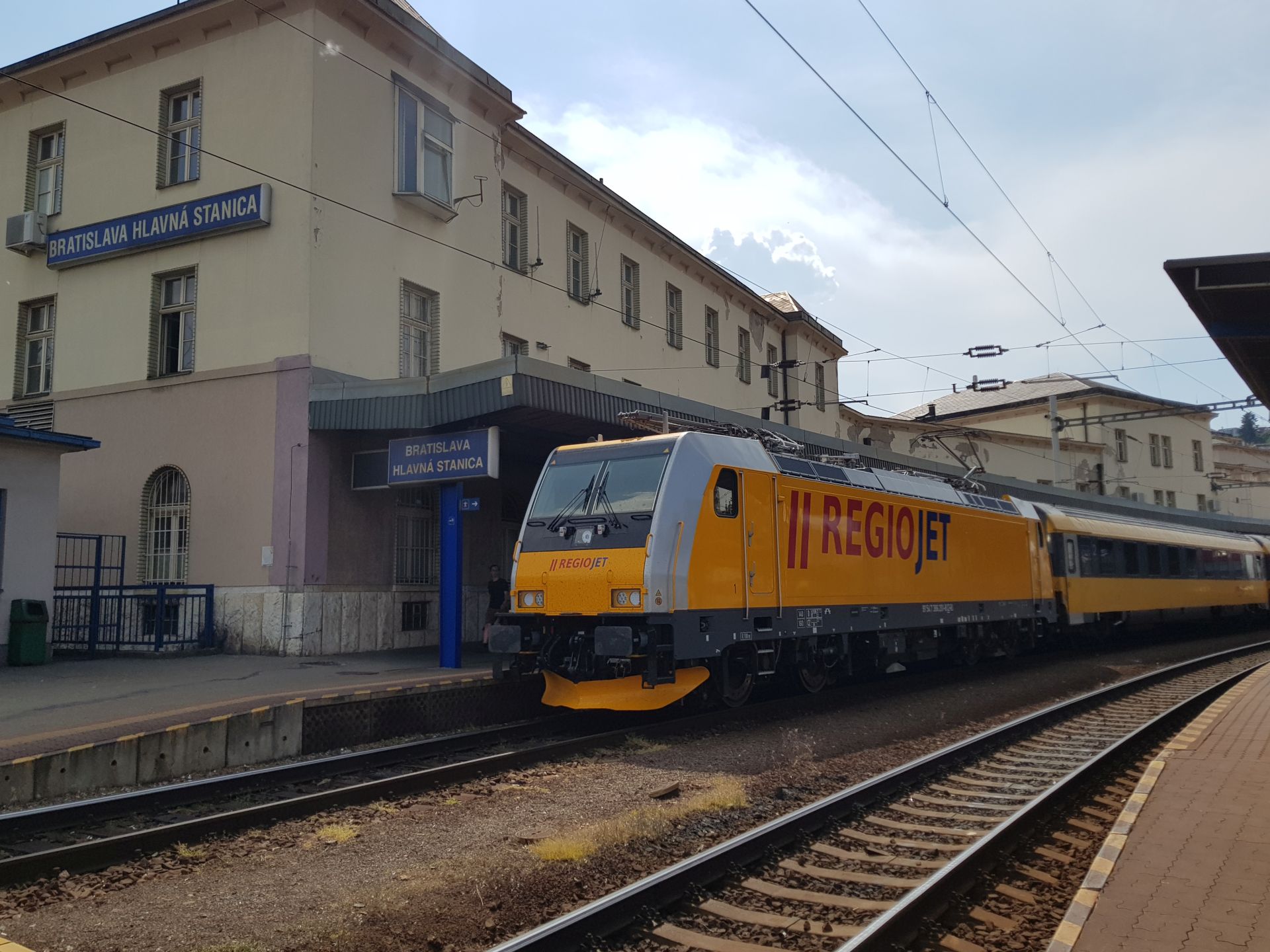 Bratislava hlavná stanica a vlak RegioJetu v čele s lokomotivou Bombardier Traxx MS2. Foto: RegioJet