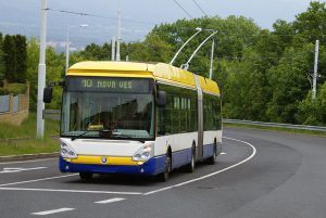Trolejbus Škoda 25Tr, provozovaný společností Arriva Teplice, na lince č.10 na Nové VsiAutor: Tomas.hchn – Vlastní dílo, CC BY-SA 3.0, https://commons.wikimedia.org/w/index.php?curid=26640711