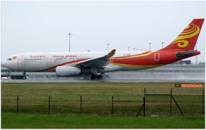 Airbus A330-200 společnosti Hainan Airlines. By Riik@mctr (Flickr) [CC BY-SA 2.0 (https://creativecommons.org/licenses/by-sa/2.0)], via Wikimedia Commons