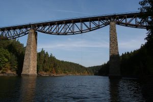 Pňovanský most.
Autor: Parkis – Vlastní dílo, CC BY-SA 3.0, https://commons.wikimedia.org/w/index.php?curid=1698528