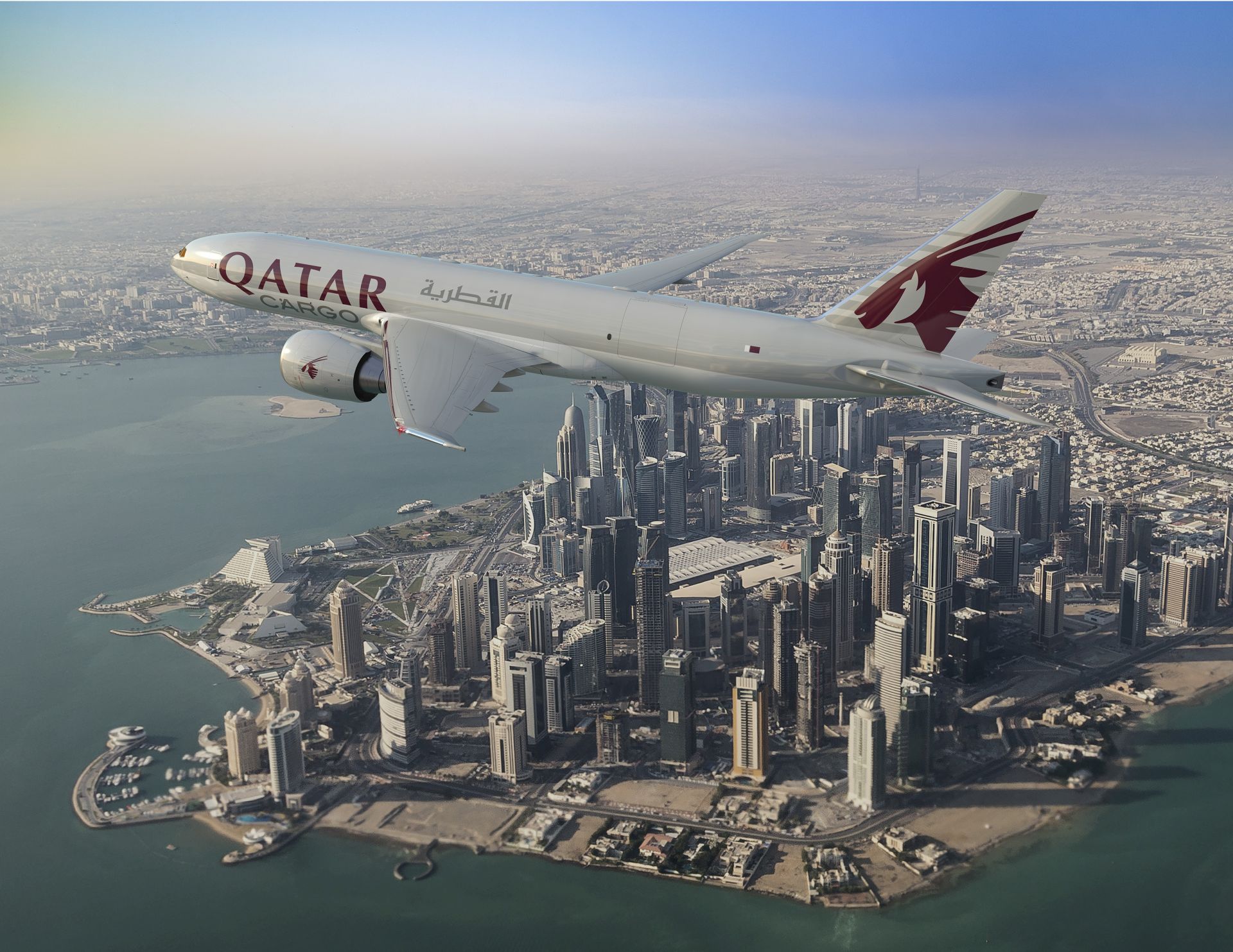 Qatar Airways a Boeing doladily na aerosalonu smlouvu na nákup 5 nákladních Boeingů 777F. Kontrakt má hodnotu 1,7 miliardy dolarů v ceníkových cenách. Foto: Boeing