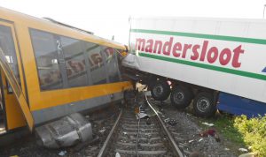 Srážka s kamionem v roce 2016 u Velkého Mederu skončila úplnou likvidací jednotky Siemens Desiro. Foto: RegioJet