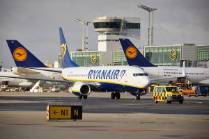 Letadla Ryanairu a Lufthansy na letišti ve Frankfurtu. Foto: Lufthansa
