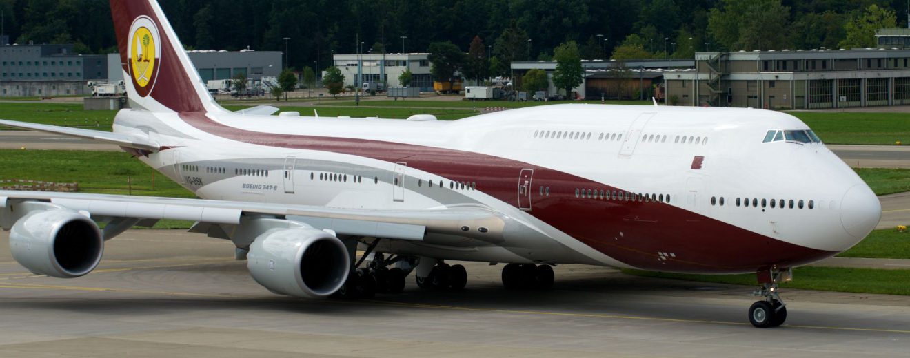 Boeing 747-8i v barvách katarské královské rodiny. Foto: BriYYZ (https://www.flickr.com/photos/bribri/20543418193/) [CC BY-SA 2.0 (https://creativecommons.org/licenses/by-sa/2.0)], via Wikimedia Commons