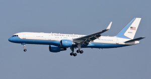 Letadlo Boeing C-32A označované jako Air Force Two. Foto: Sam Meyer [CC BY-SA 3.0 (https://creativecommons.org/licenses/by-sa/3.0) or GFDL (http://www.gnu.org/copyleft/fdl.html)], from Wikimedia Commons