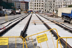 Stavba tramvajových kolejí mezi starou a novou budovou Národního muzea (léto 2018). Autor: Ondřej Kubát (DPP)