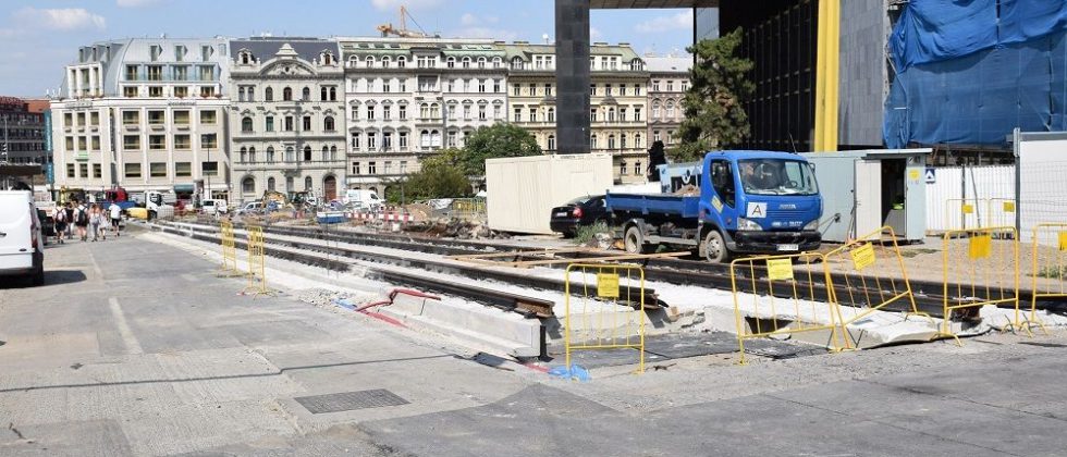 Tramvajové koleje mezi starou a novou budovou Národního muzea. Autor: Ondřej Kubát (DPP)