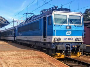 Lokomotiva řady 162 v čele rychlíku z Děčína po příjezdu na pražské hlavní nádraží. Foto: Jan Sůra