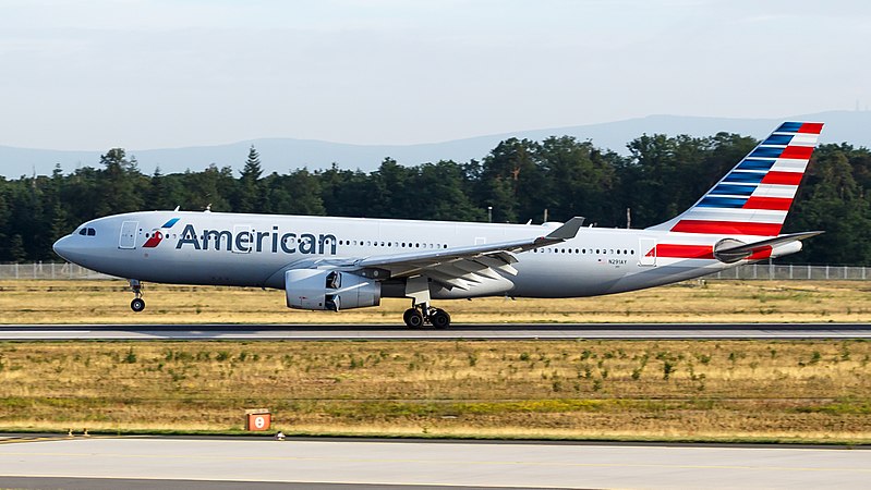 Airbus A330-200 společnosti American Airlines. Foto:By tjdarmstadt (IMG_0229.jpg) [CC BY 2.0 (https://creativecommons.org/licenses/by/2.0)], via Wikimedia Commons