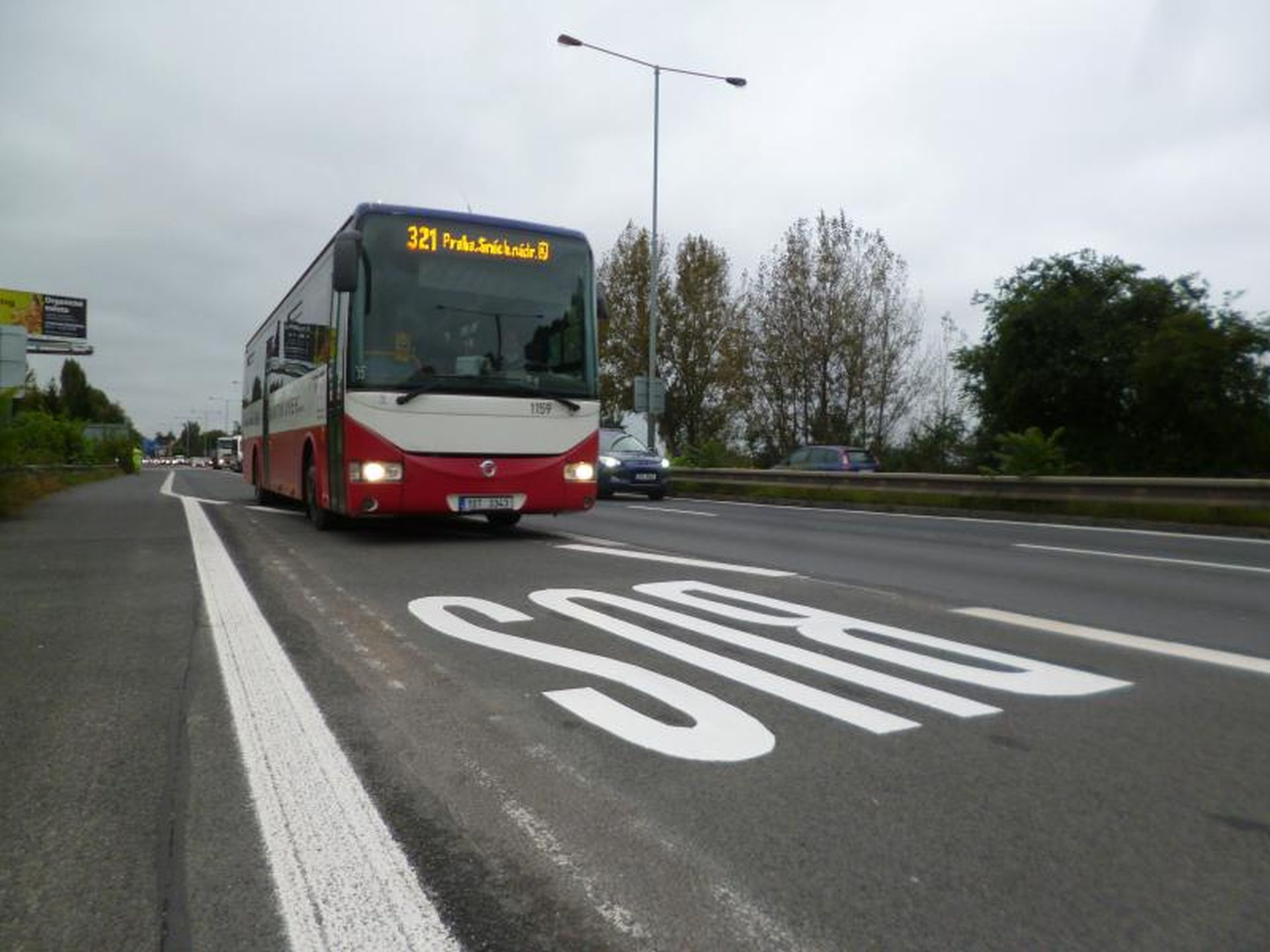 Vyhrazený pruh pro autobusy na Strakonické. Foto: Ropid