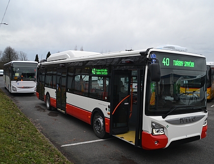 Dvanáctimetrový autobus Iveco Urbanway v barvách brněnského dopravního podniku. Foto: DPMB