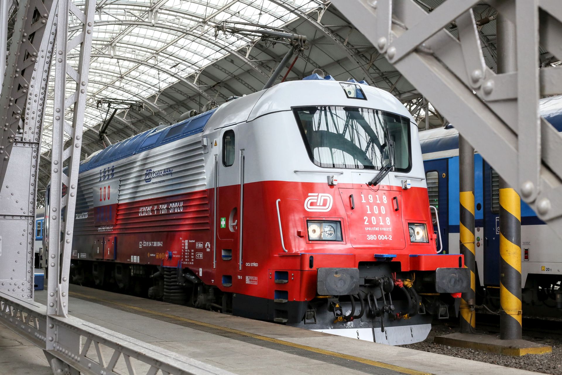 Lokomotiva 380 ve speciálním polepu připomínající 100 let založení republiky. Foto: České dráhy
