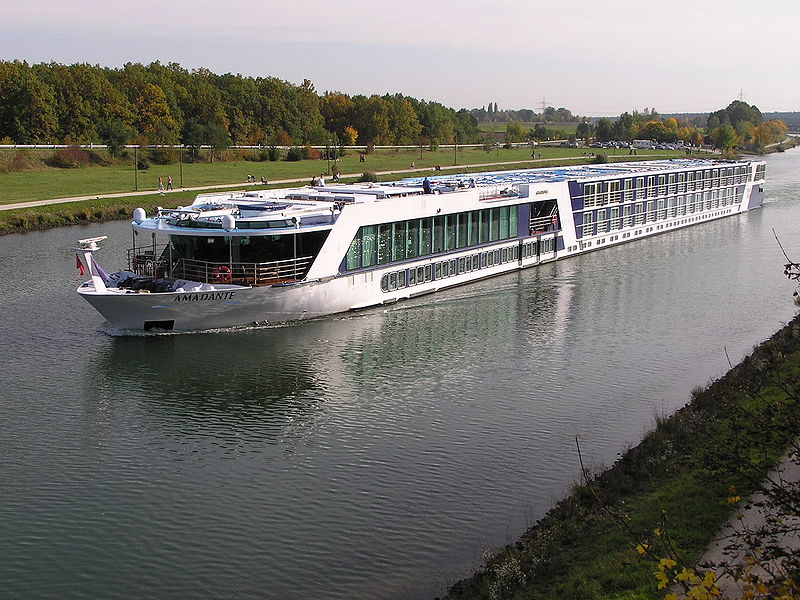 Loď na kanálu Mohan -Dunaj u Norimberku. Autor: L.Kenzel – Vlastní dílo, CC BY-SA 3.0, https://commons.wikimedia.org/w/index.php?curid=7377497