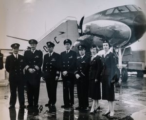Posádka letadla De Havilland Comet 4 před prvním transatlantickým letem proudovým letadlem. Foto: British Airways