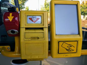 I v moderních elektrobusech nechybí původní děrovací označovač jízdenek. Foto: Jan Sůra