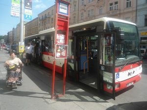 Autobus linky H1 na Náměstí Republiky. Foto: presbariery.cz