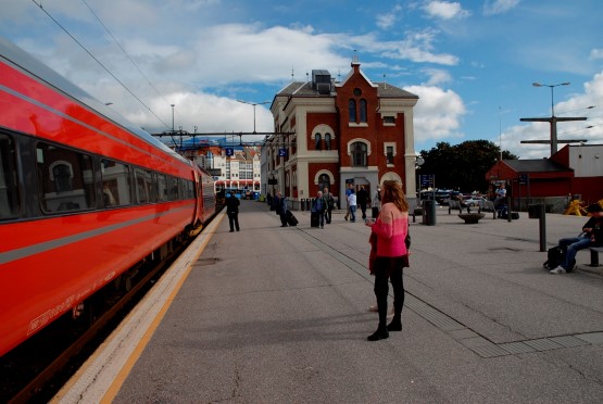 Vlak NSB ve stanici Kristiansand. Foto: Banenor.no