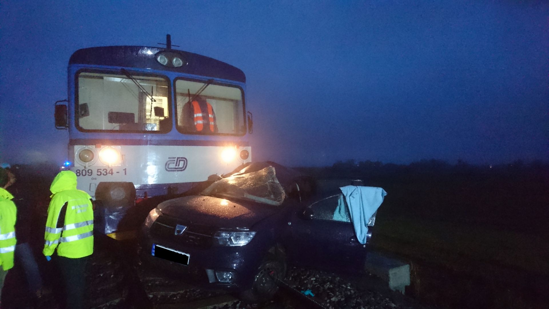 Smrtelná nehoda se stala 28. října 2018 na přejezdu mezi Čakovičkami a Jiřicemi, zabezpečeným pouze výstražným křížem. Autor: Drážní inspekce