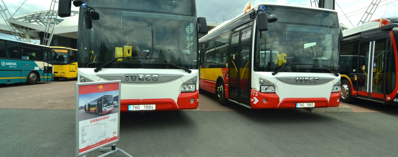 Autobusy Iveco Urbanway v barvách Dopravního podniku města Hradce Králové. Foto: DPMHK