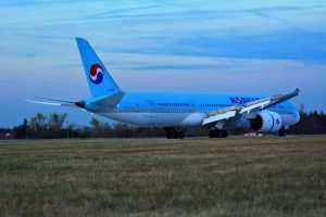 Boeing 787 Dreamliner společnosti Korean Air v Praze. Foto: Michael Holeček