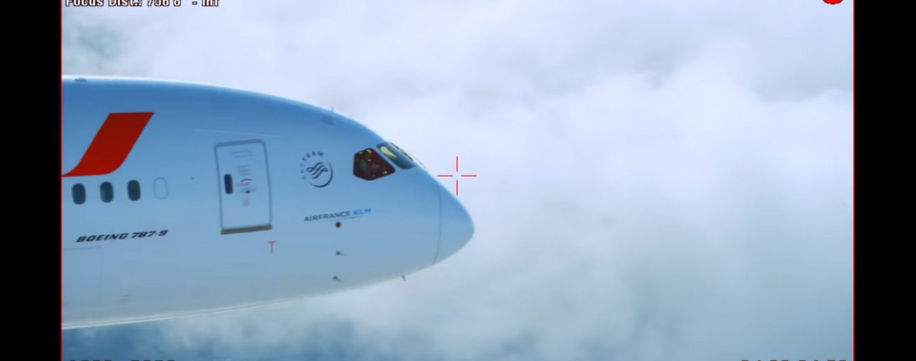 Natáčení dreamlineru z letadla. Foto: Youtube.com