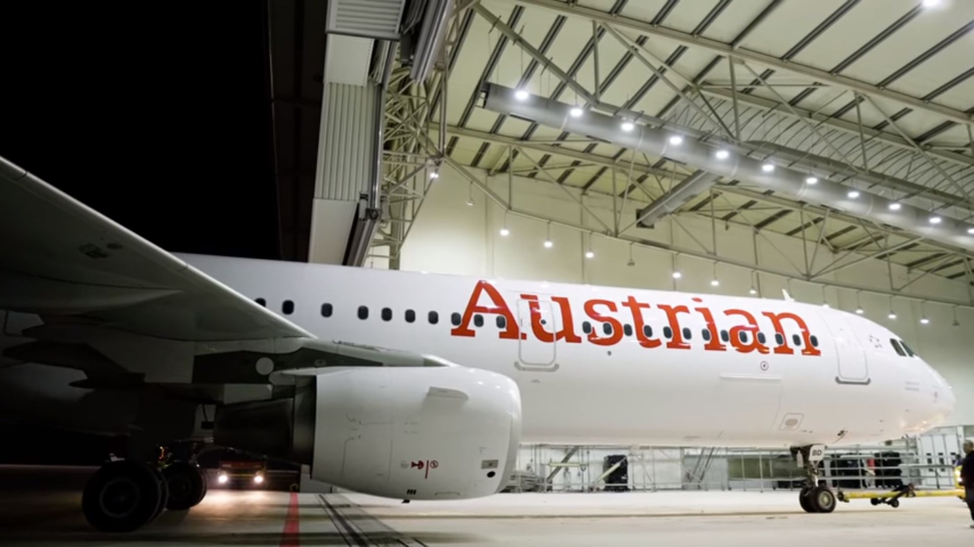 Airbus A321 po přelakování do nového nátěru Austrian