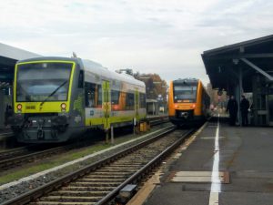 V Marktredwitz se běžně potkávají soupravy tří dopravců. Kromě na fotce nepřítomných Deutsche Bahn také dopravci Agilis a Oberpfalzbahn. Foto: Jan Sůra