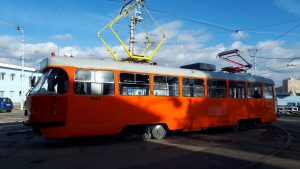 Tramvaj T3 na mazání trolejí, Brno. Pramen: DPMB