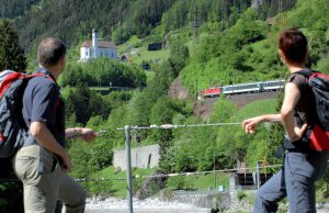 Kostelík ve Wassenu, který cestující z vlaku vidí celkem třikrát z jiného úhlu, jak trať vede údolím. Foto: Swiss Tourism