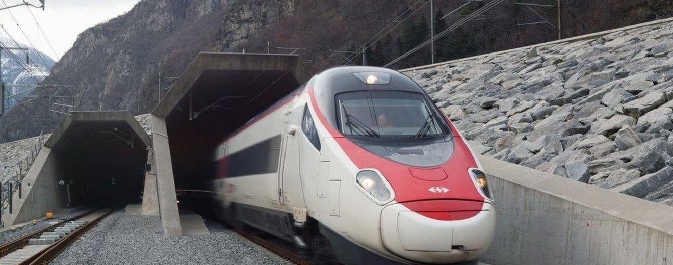 Jednotka ETR610 po výjezdu z nového Gotthardského tunelu. Foto: AlpTransit