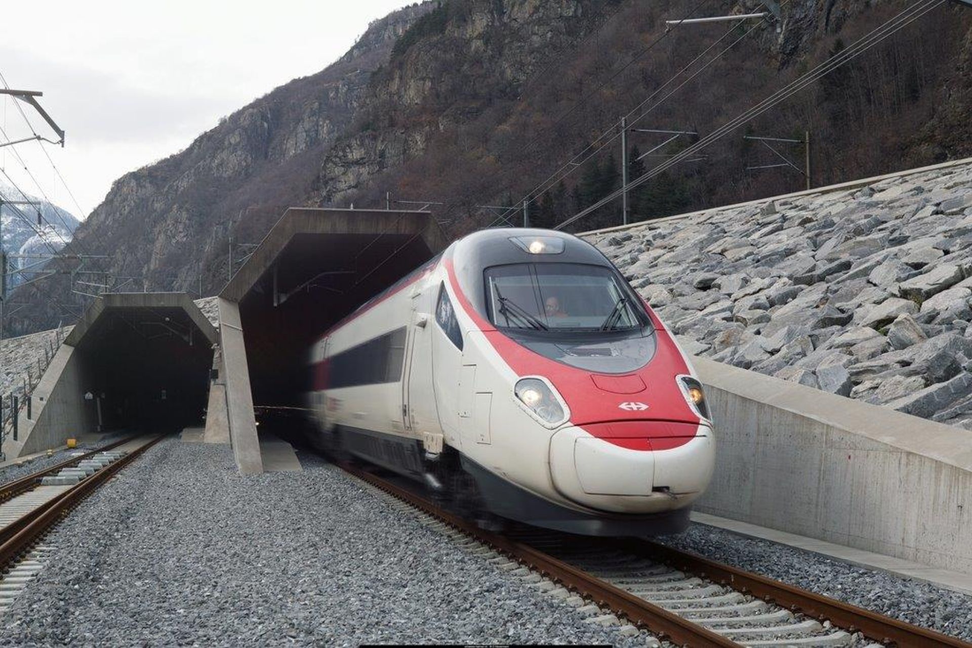 Jednotka ETR610 po výjezdu z nového Gotthardského tunelu. Foto: AlpTransit