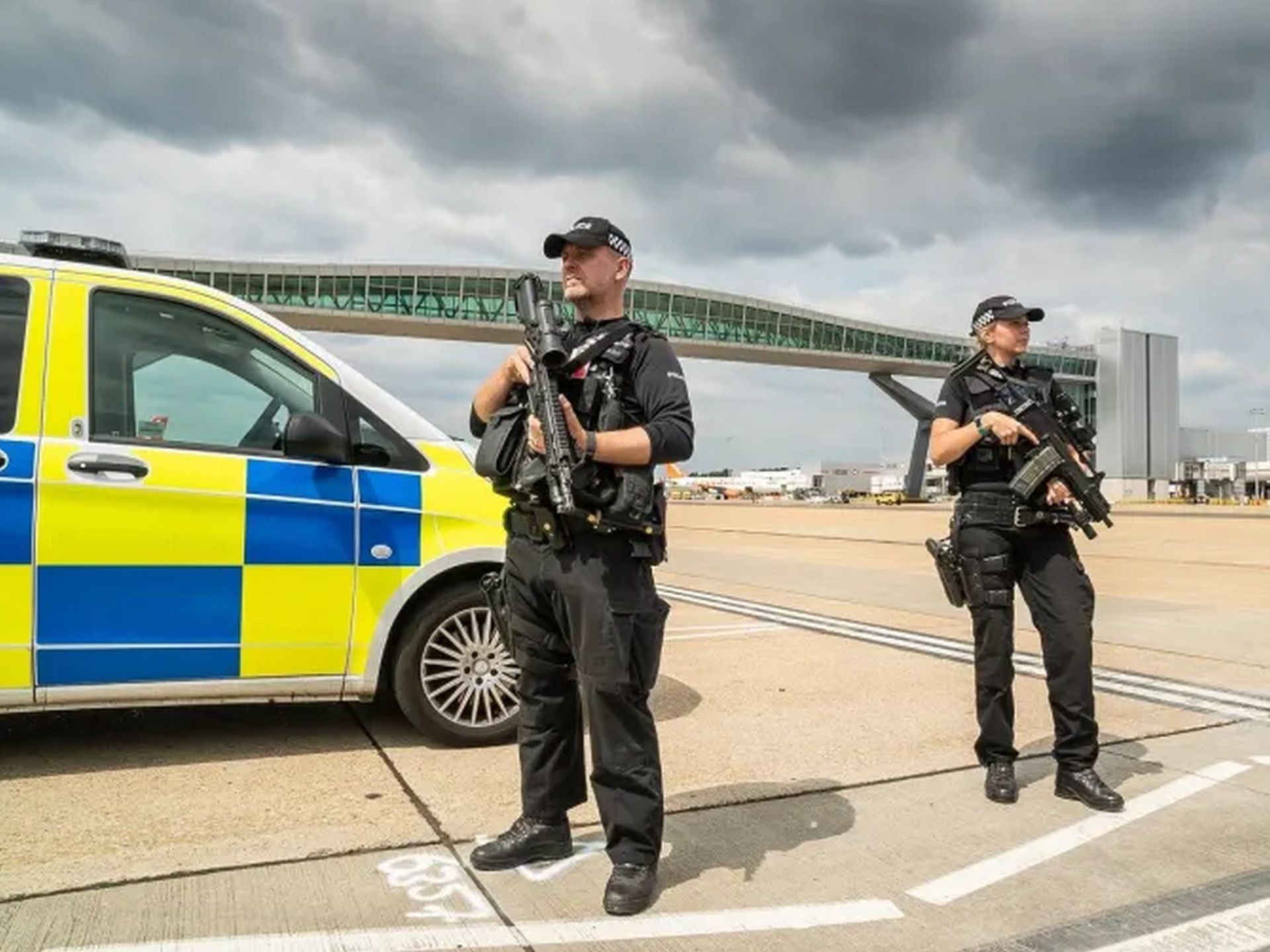 Policie na Gatwicku. Foto: Sussex Police