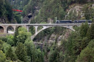 Dnes už takový snímek nelze na Gotthardské dráze vyfotit. Nákladní vlaky jezdí už novým tunelem a původní trase se vyhýbají. Foto: Jan Sůra