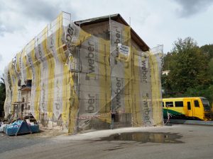 Nádražní budova v Nižboru prošla letos velkou rekonstrukcí.
Autor: Zdopravy.cz/Jan Šindelář