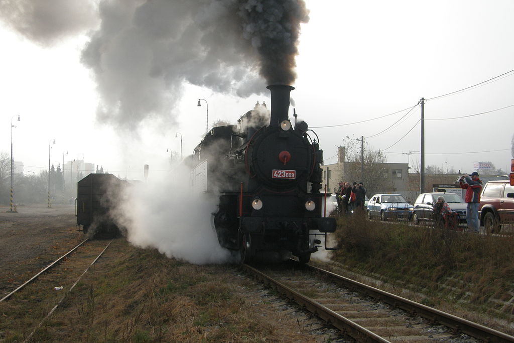 Parní lokomotiva 423.009 z roku 1922. Autor: Lasy – Vlastní dílo, CC BY-SA 3.0, https://commons.wikimedia.org/w/index.php?curid=17497232