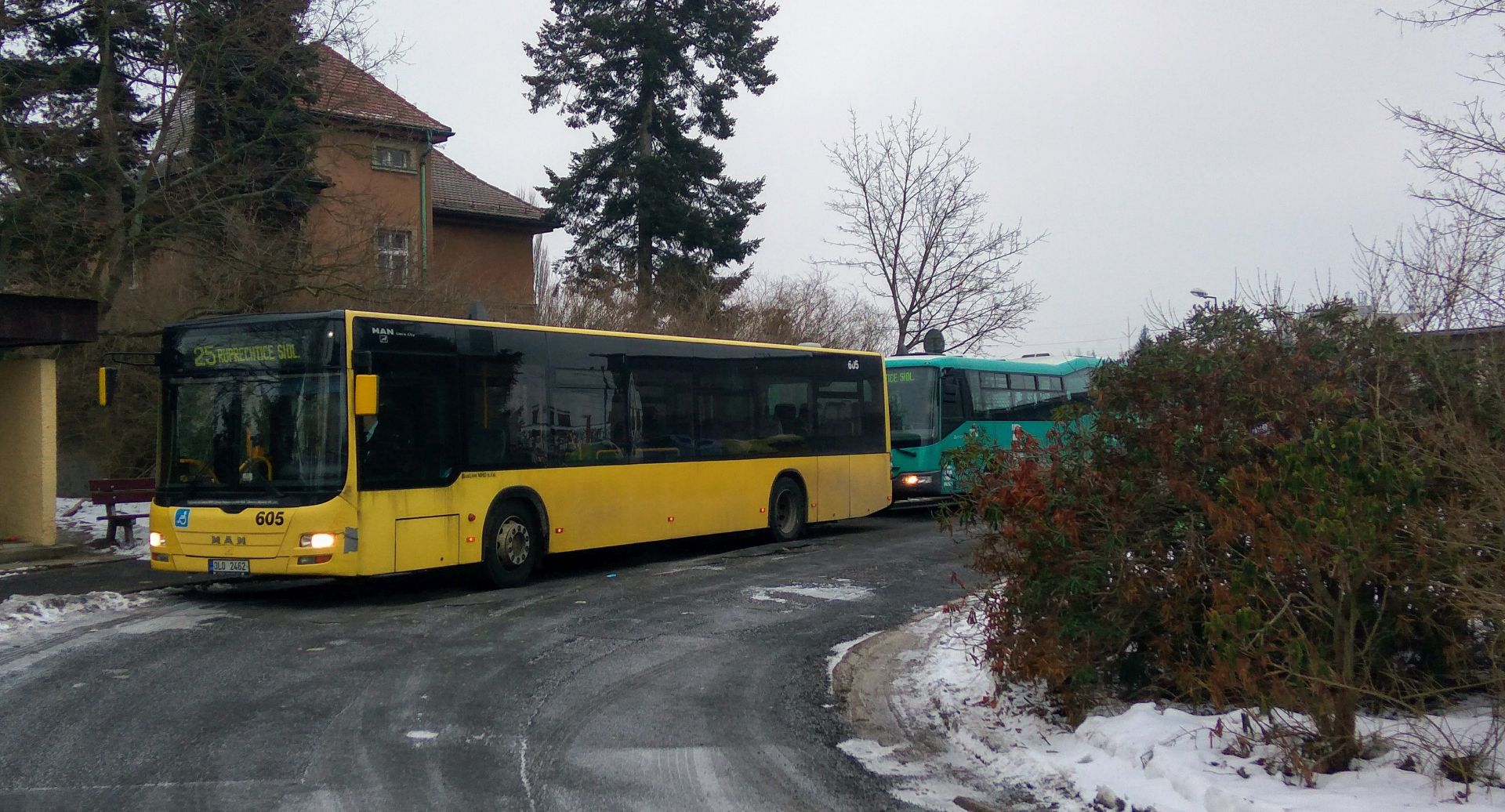 Autobus společnosti BusLine MHD na konečné linky 25 na zastávce Broumovská. Foto: Jan Sůra
