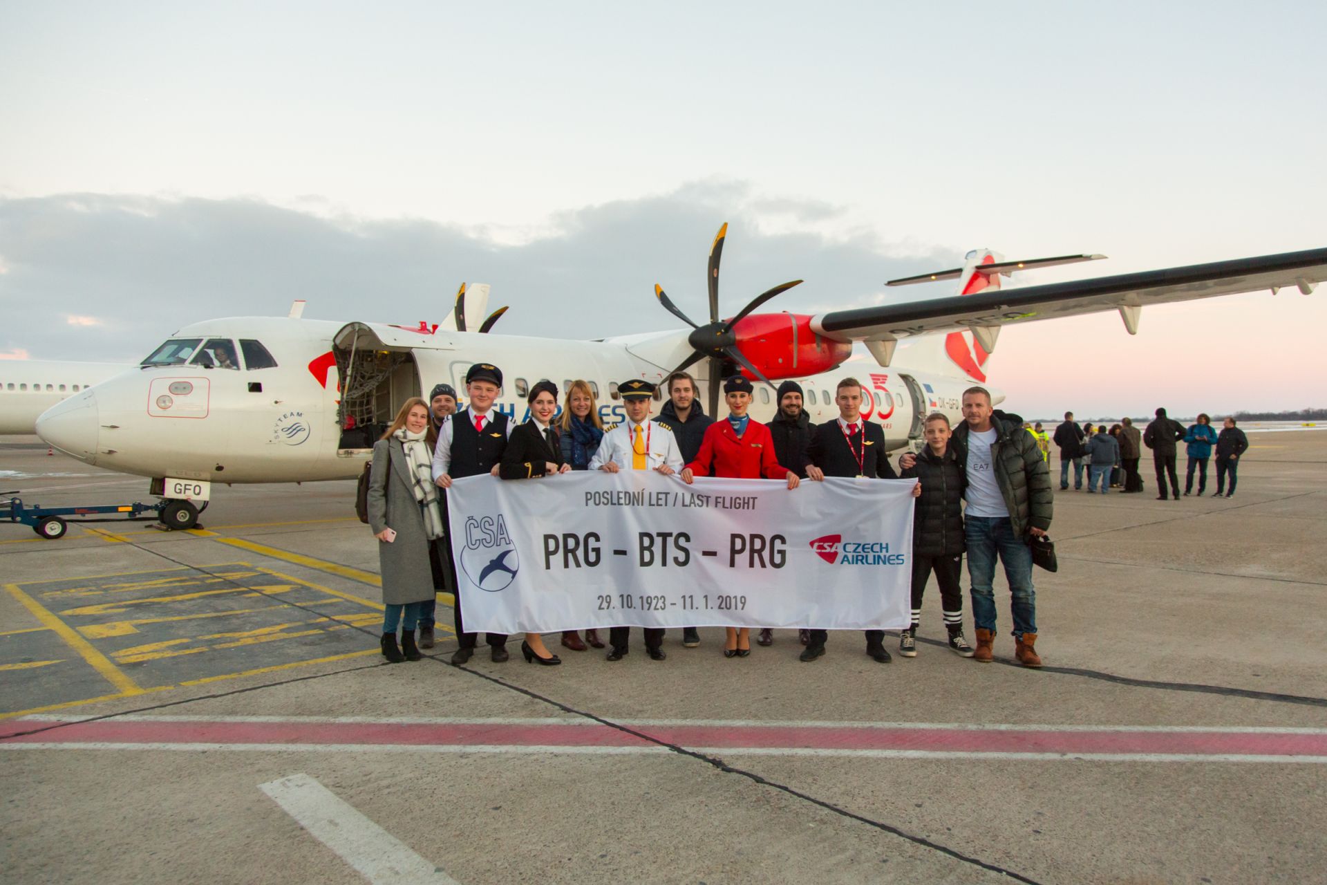 Poslední let z Prahy do Bratislavy přilákal i řadu leteckých fandů, kteří se vyfotili před ATR 72 na bratislavském letišti.
