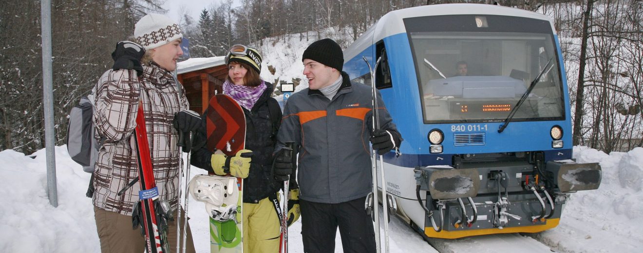 Cestující na zastávce Desná - Riedlova vila. Foto: České dráhy