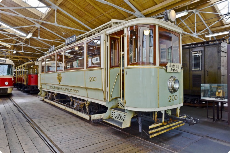 Historická tramvaj v muzeu pražské MHD. Pramen: DPP
