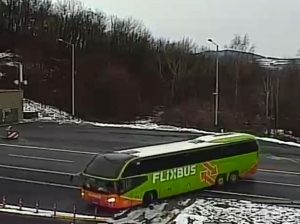 Autobus FlixBus se otáčí na D8 před prackovickým tunelem. Foto: PČR