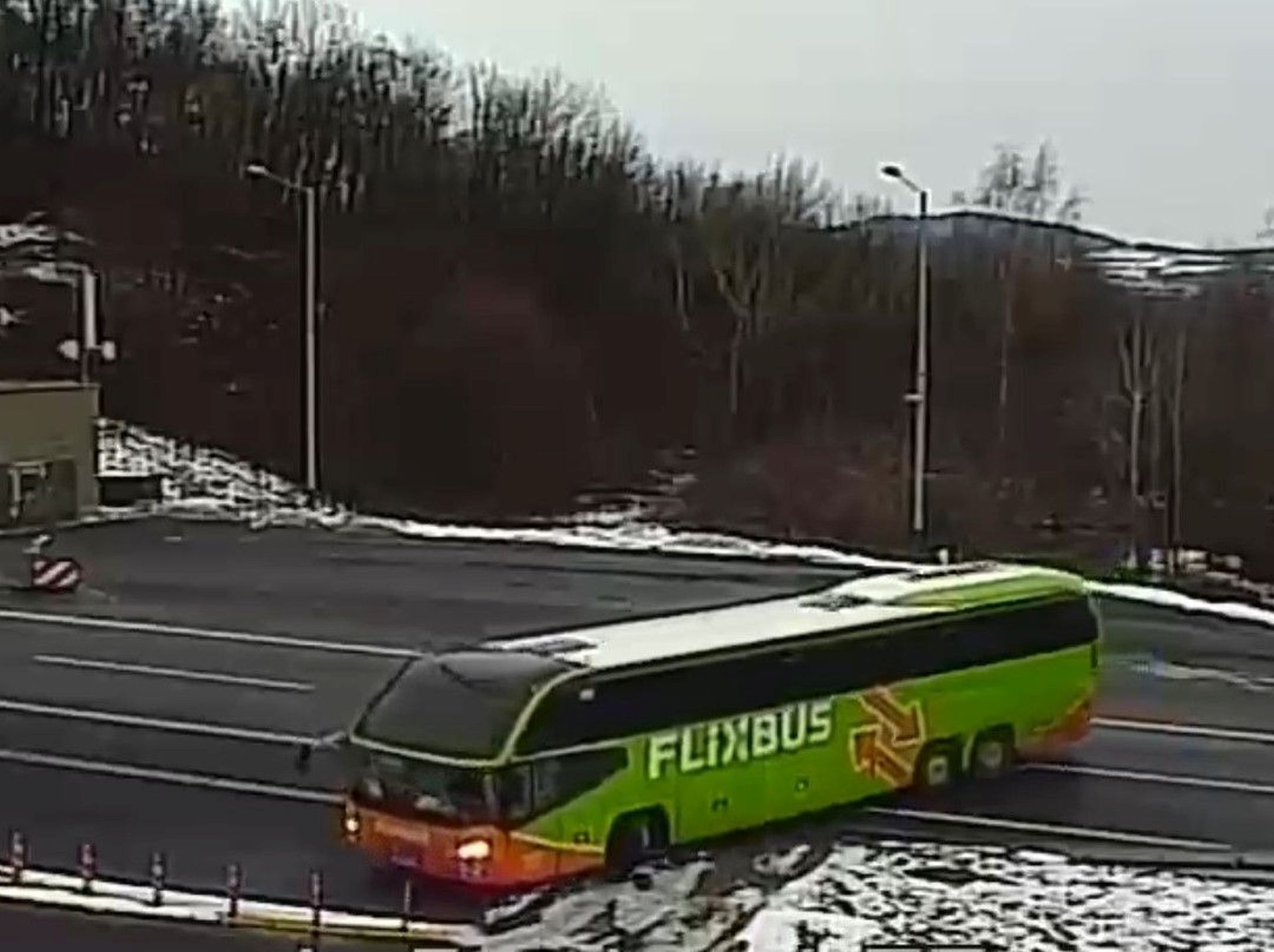 Autobus FlixBus se otáčí na D8 před prackovickým tunelem. Foto: PČR