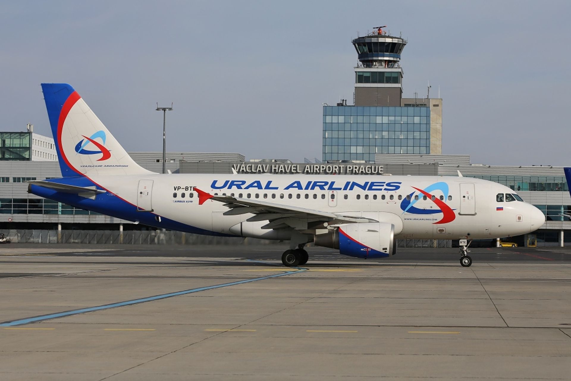 Airbus A319 společnosti Ural Airlines v Praze. Foto: Letiště Praha