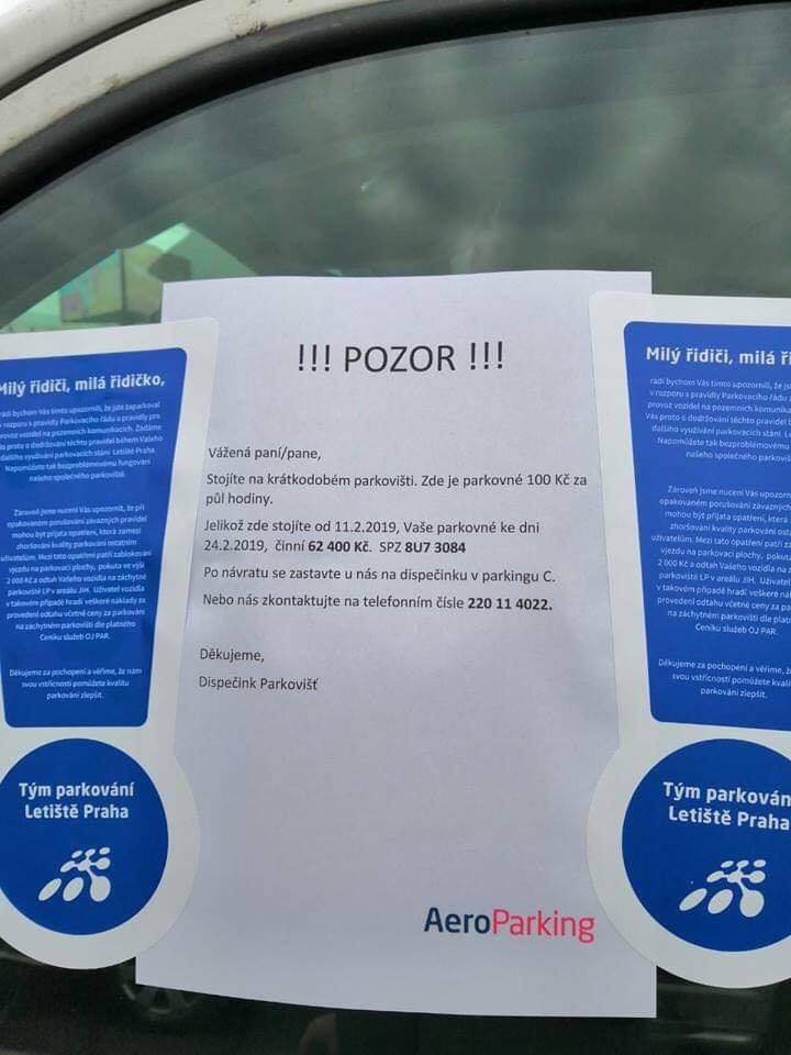 Výzva přilepená na auto zaparkované na Letišti Praha