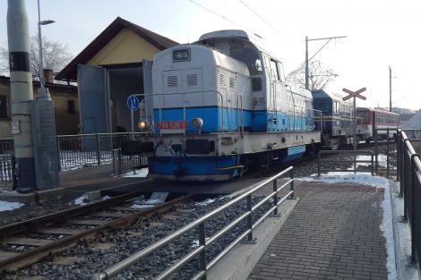 Nezvyklá souprava Faur, Hektor, 810 na začátku Bechyňky. Autor: Zdopravy.cz/Jan Šindelář