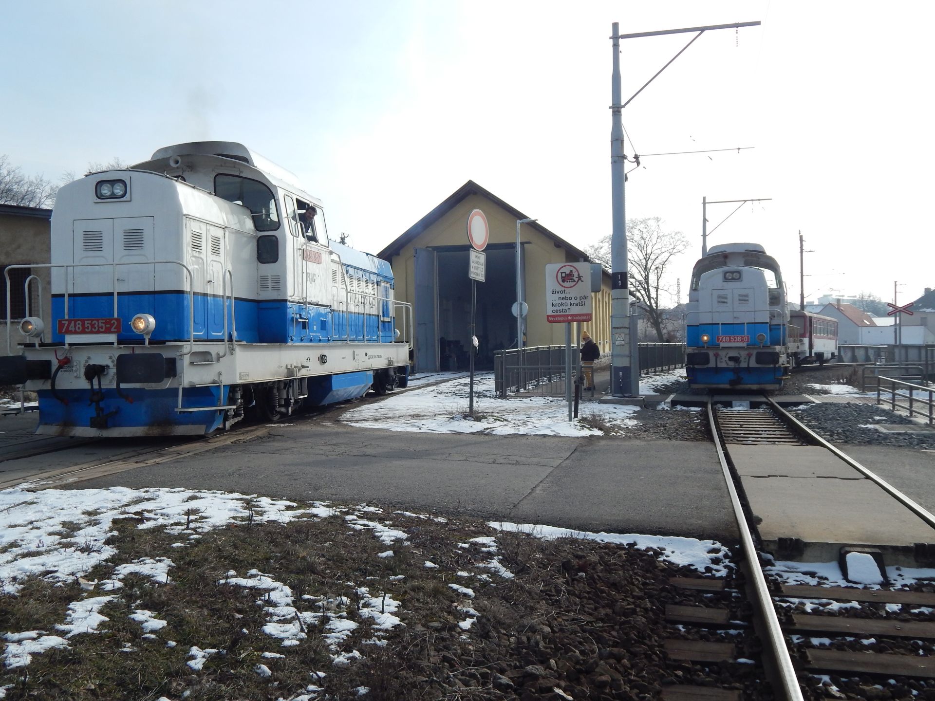 Bratři z Rumunska: lokomotivy Faur 748.536-0 (r. 1981) a 748.535 (r. 1980) Autor: Zdopravy.cz/Jan Šindelář