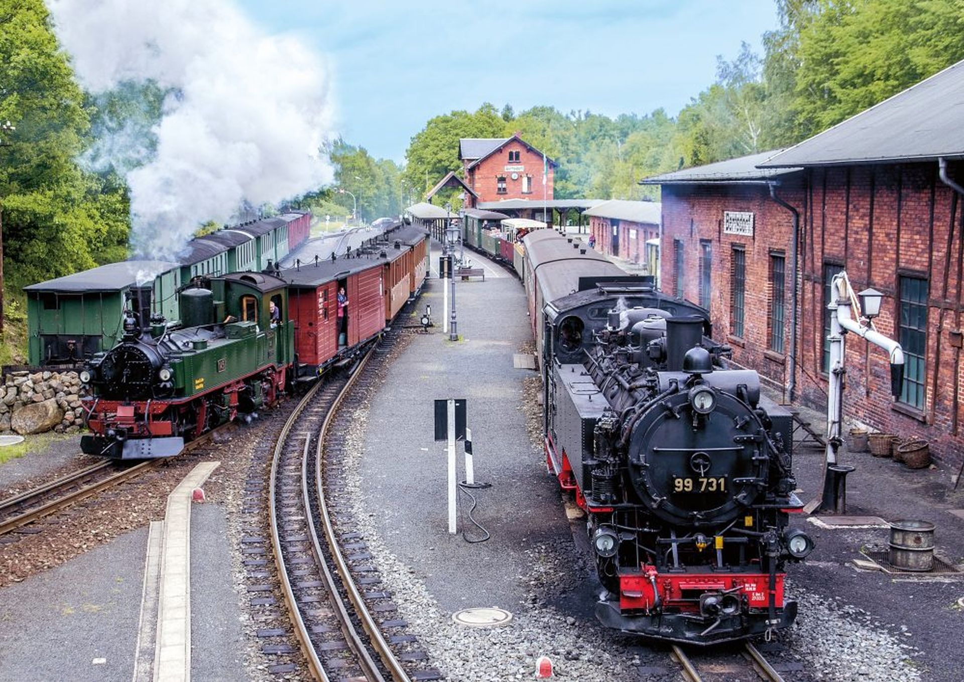 Souběžný odjezd parních lokomotiv z nádraží Bertzdorf do Oybinu (vpravo) a Jonsdorfu. Foto: SOEG