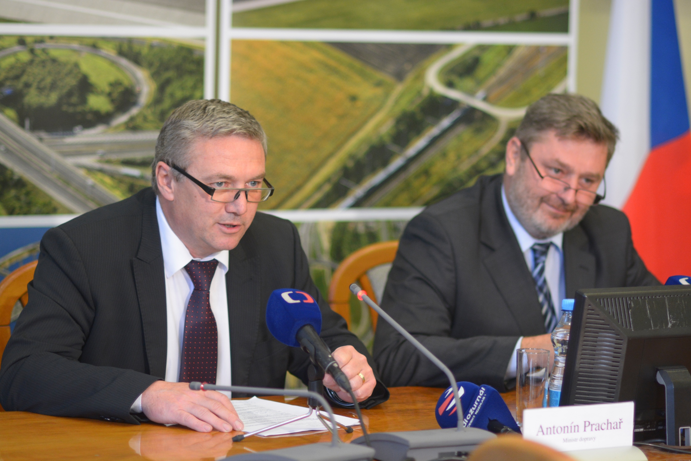 Bývalý ministr dopravy Antonín Prachař (vlevo) s tehdejším náměstkem Milanem Ferancem. Foto: Ministerstvo dopravy
