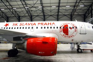 Airbus A319 OK-MEL s polepem SK Slavia Praha. Foto: archiv ČSA