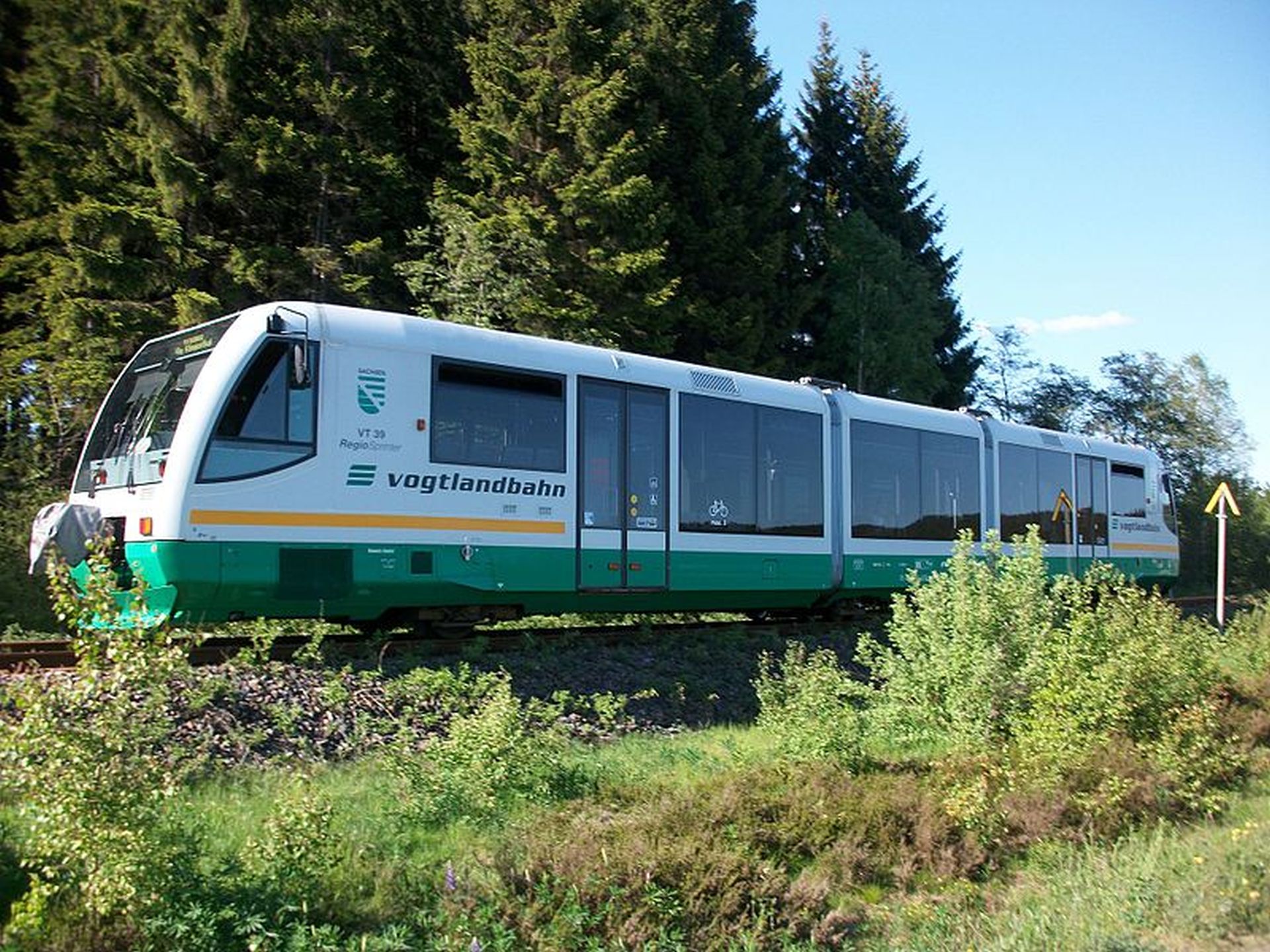Jednotka RegioSprinter v barvách Vogtlandbahn, který patří pod Die Länderbahn. Foto: Aagnverglaser - Wikimedia Commons